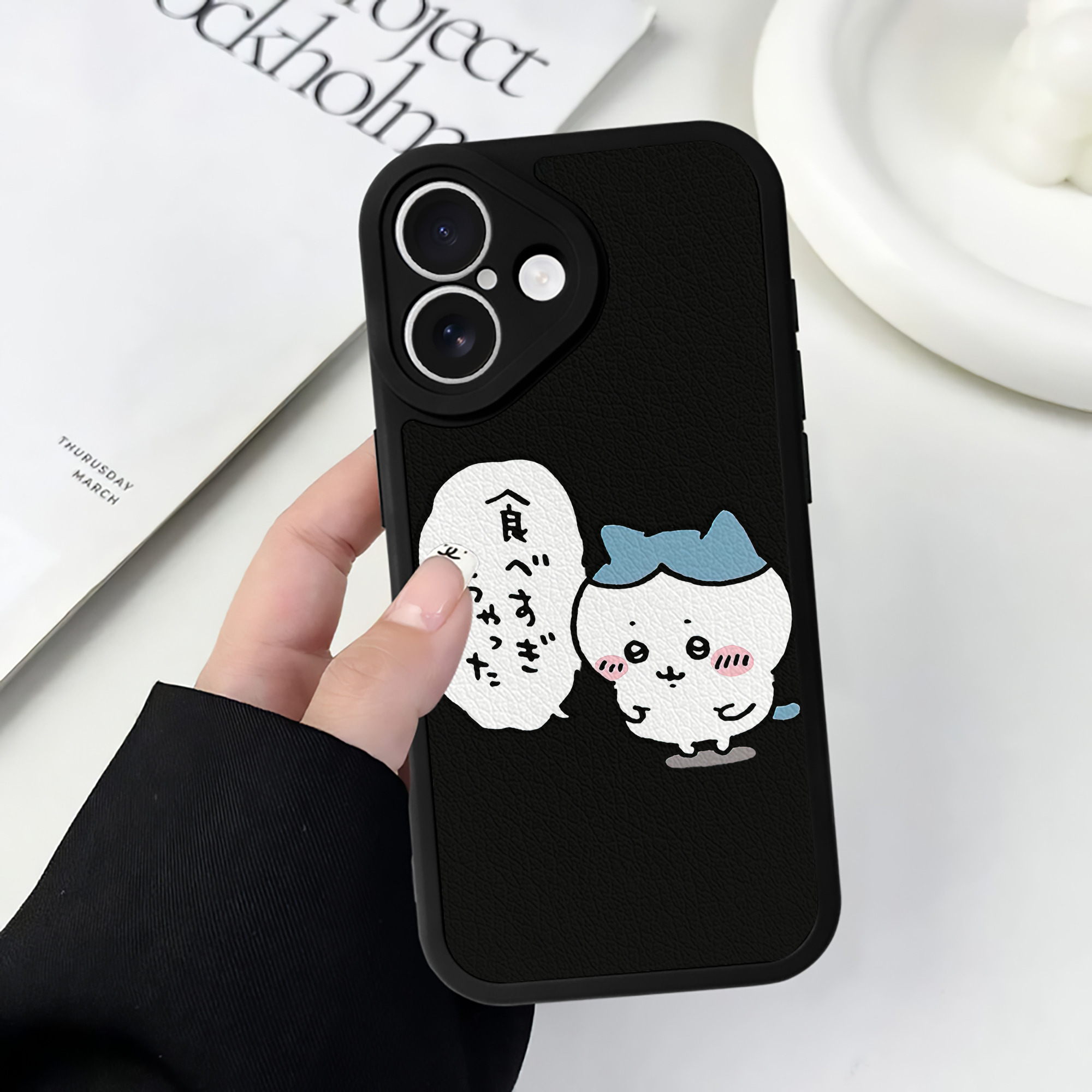 （画像用） ちいかわ ハチワレ Chii-kawa hachiware 【iPhone 16シリーズ対応】シリコンスマホケース（レザー調） 材質：シリコン